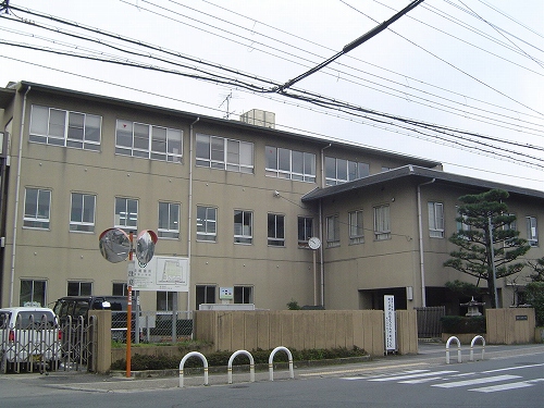 【城陽市富野のアパートの小学校】