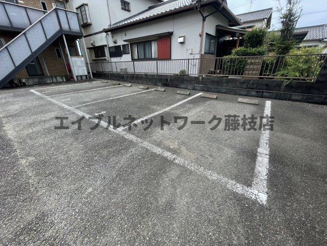 【ファミーユAの駐車場】