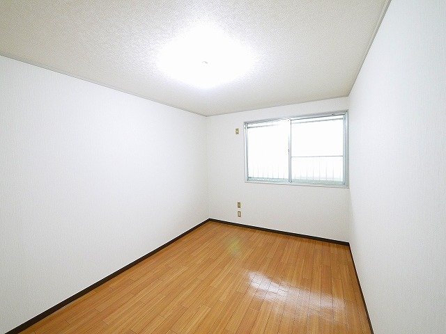 その他部屋・スペース　落ち着いた色調の寝室です