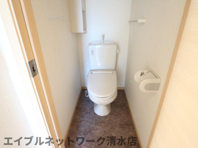 トイレ　落ち着いた色調のトイレです