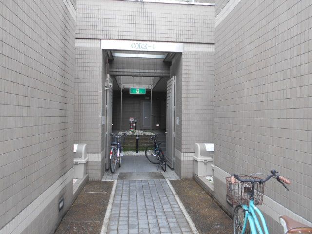 【京都市右京区西院清水町のマンションのエントランス】