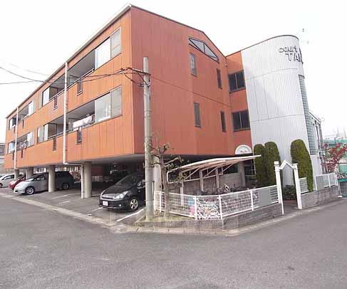 Ｃｏｕｒｔ　ｆｌａｔｓ　ＴＡＮＡＢＥ　２号棟の建物外観