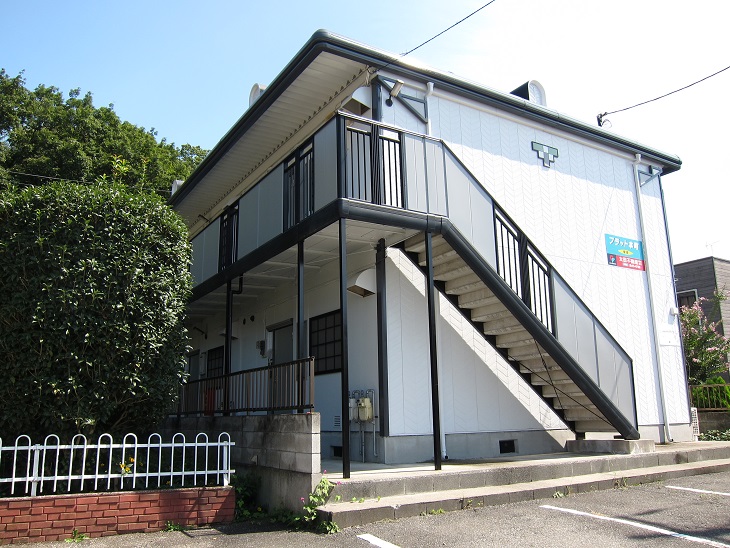 建物外観　白×黒のシンプルな外観