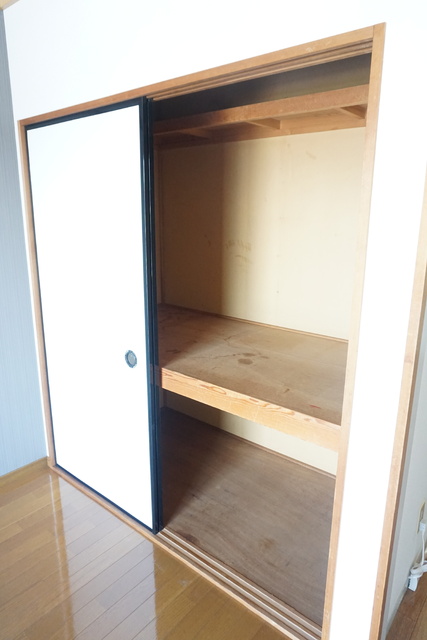 収納　押入れは天袋もついてたっぷり収納可能です