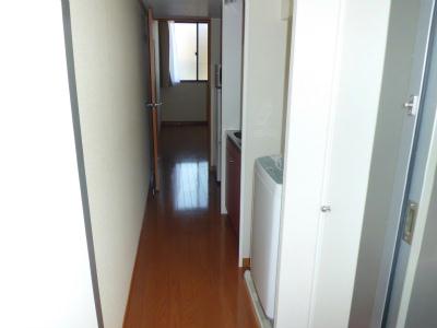 玄関　通路の奥が居室です。