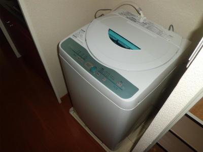 その他　全自動洗濯機付き。
