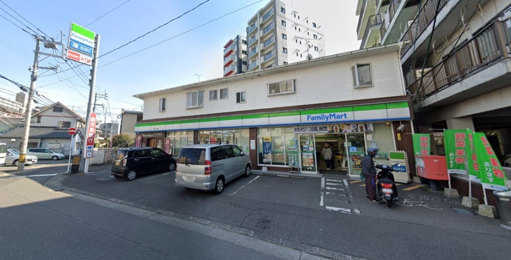 コンビニ　ファミリーマート 折田鴨池二丁目店（コンビニ）まで318m