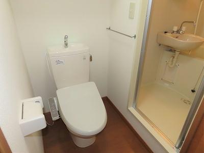 トイレ　トイレ内にお風呂の入口扉があります