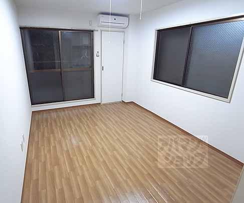 居室・リビング　８帖の洋室です。