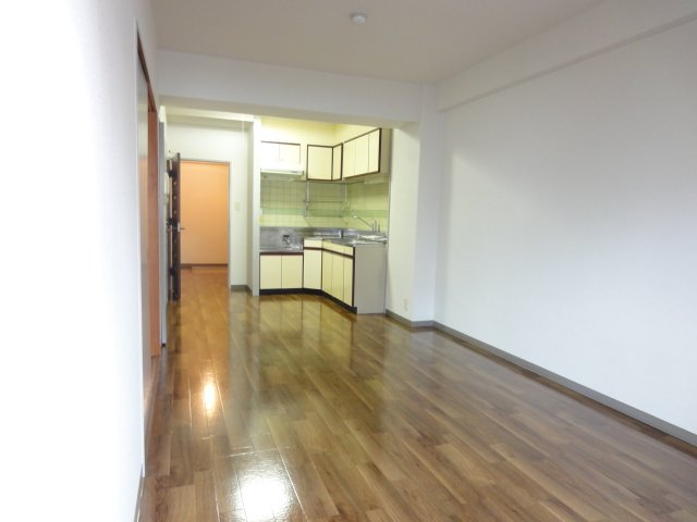 居室・リビング　同物件別号室