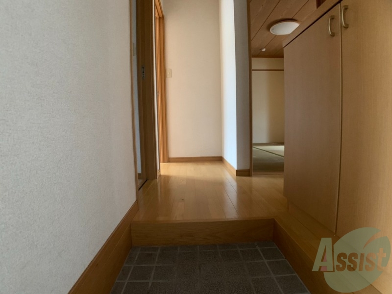 玄関　玄関周りも広いので圧迫感がありませんね。