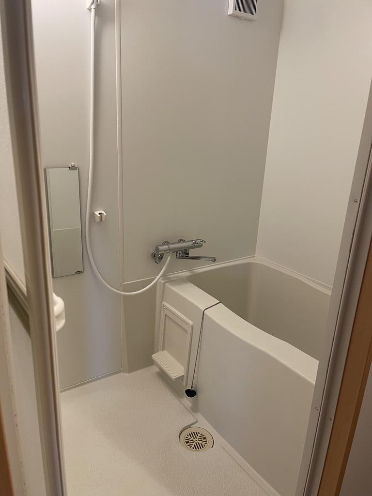 バス・シャワールーム　白を基調としたゆとりのあるユニットバス