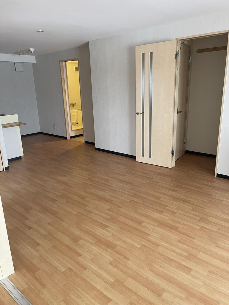 居室・リビング　落ち着いた木目調の明るい室内