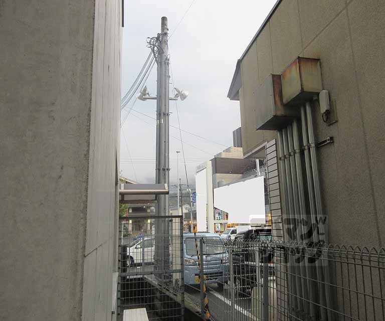 眺望　すぐそばには大通りがあります。