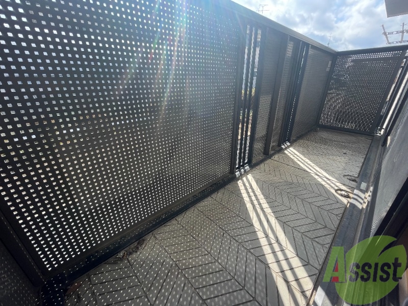 バルコニー　バルコニーは和室まで続いており、広々としております。