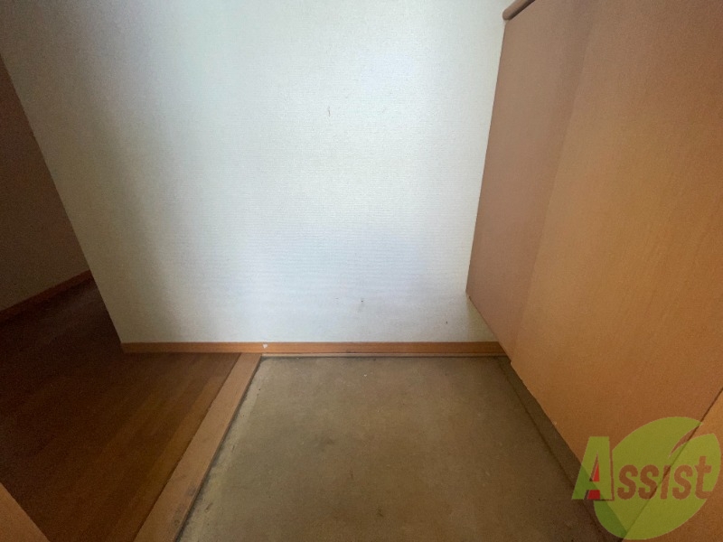 玄関　玄関の右手側にシューズボックスがあります。