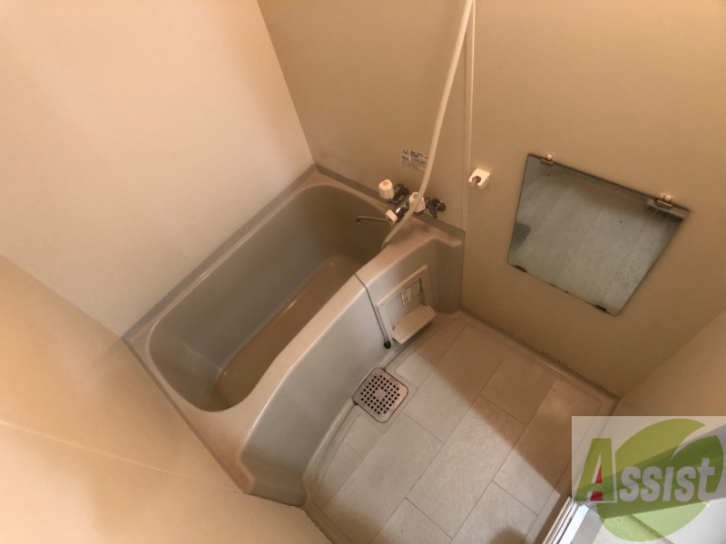 バス・シャワールーム　こちらはお風呂。一日の疲れをここで癒してください。