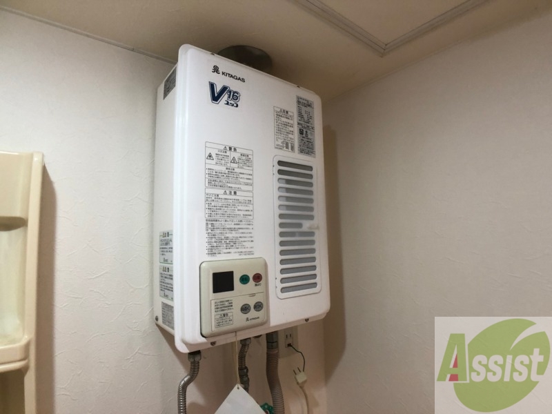 その他設備　給湯器はシンプルな作りで簡単に操作できそうです。