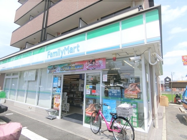 コンビニ　ファミリーマート枚方招提北町店（コンビニ）まで400m