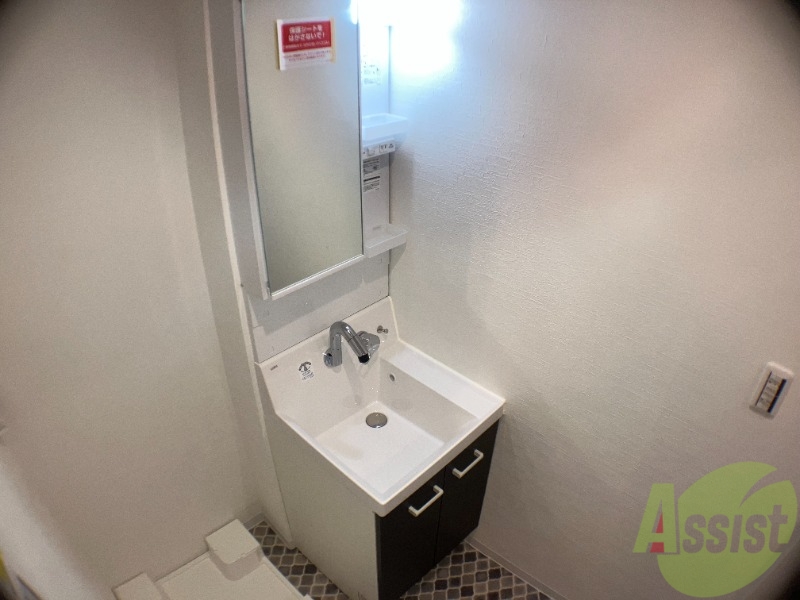 洗面設備　洗面台には、大きめの鏡が付いており身支度がしやすそうです。