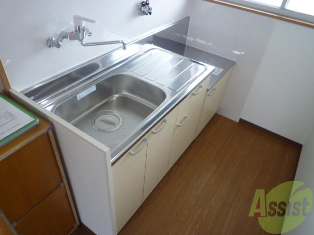 キッチン　好きなガスコンロを置けますね。