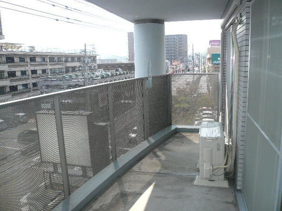 バルコニー　別部屋の写真を使用しております。