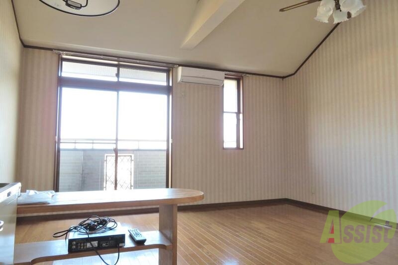 居室・リビング　天井の高いリビングは広々１１帖で陽当たりも良好です