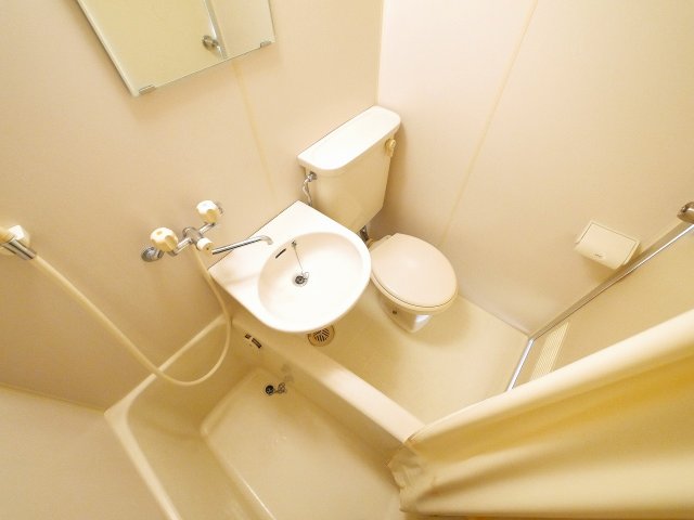 バス・シャワールーム　お掃除し易いユニットバスタイプです。