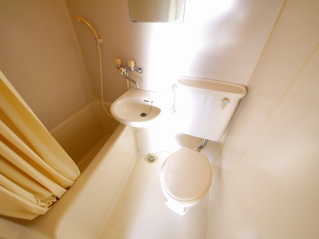 トイレ　お掃除し易いユニットバスタイプです。