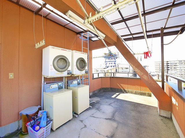 その他共有部分　最上階にはコインランドリーもございます。