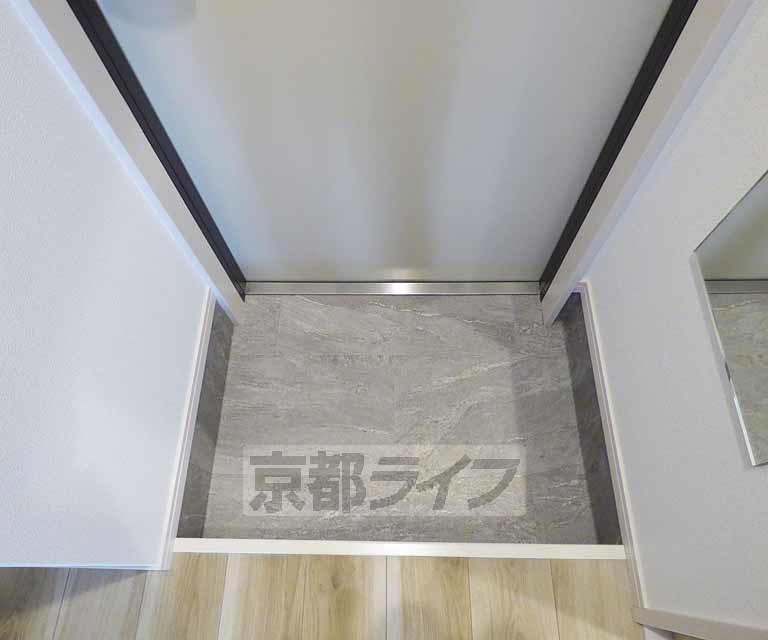 玄関　鏡の付いた玄関です