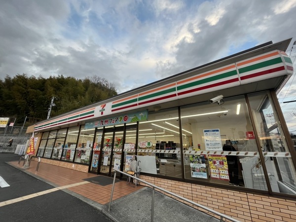 コンビニ　セブンイレブン三日市町駅前店（コンビニ）まで601m