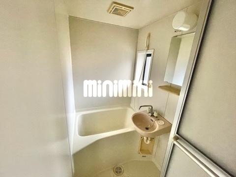 バス・シャワールーム　窓のついたお風呂場です。