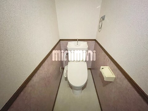 トイレ　奥行きのあるトイレです。