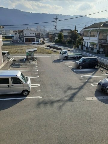 駐車場　駐車場があるので、車を買う予定の方も安心です