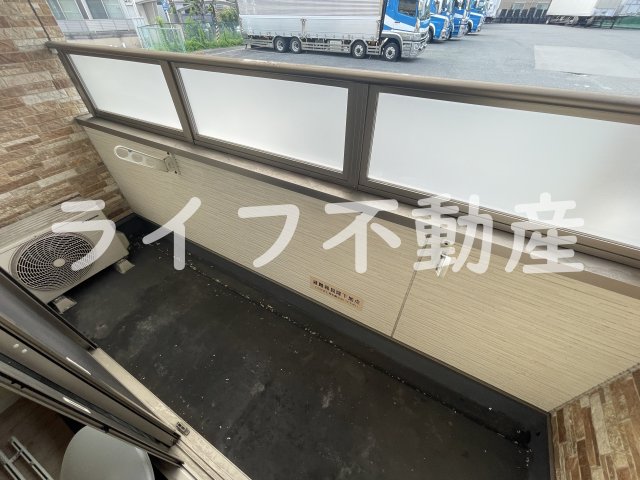 バルコニー　暖かな日差しのふりそそぐバルコニー