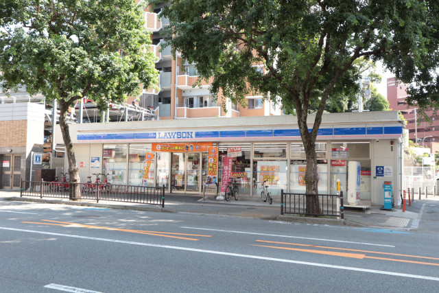 コンビニ　ローソン六本松大通り店（コンビニ）まで400m