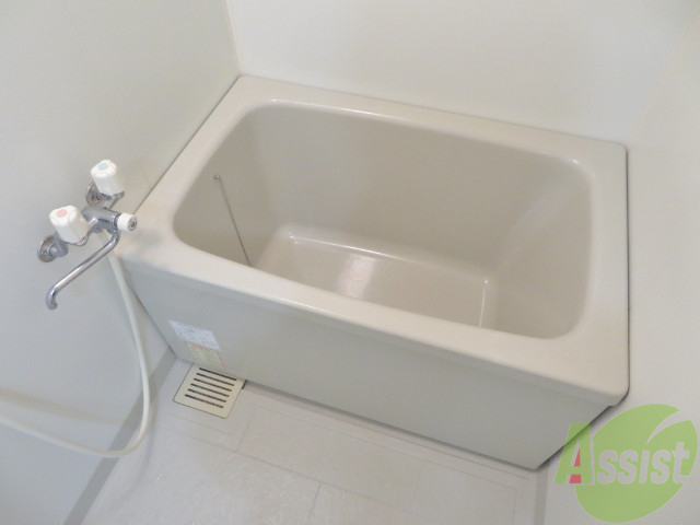 バス・シャワールーム　こちらはお風呂。一日の疲れをここで癒してください。