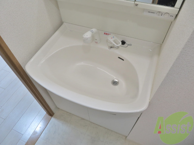 洗面設備　洗面台。朝の身支度はここでばっちり決めましょう。