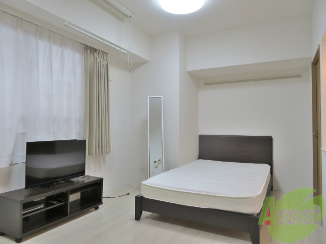 居室・リビング　白さが清潔感を出してくれます。お部屋も明るいですね。