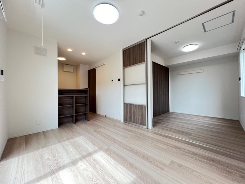 居室・リビング　洋室との仕切りを開けば広く使用できます