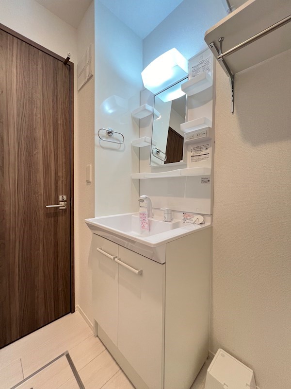 洗面設備　シャワー付き洗面台