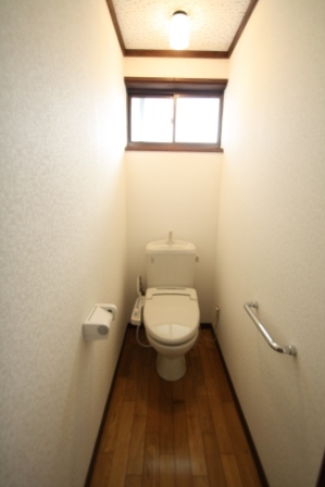 トイレ　温水洗浄便座・窓付き