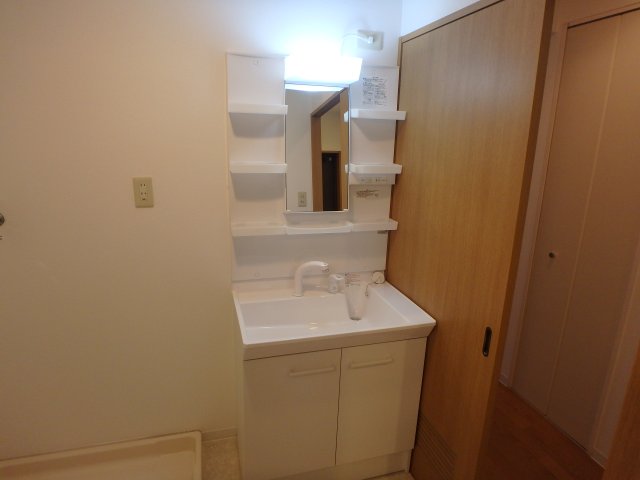 洗面設備　明るい洗面所です