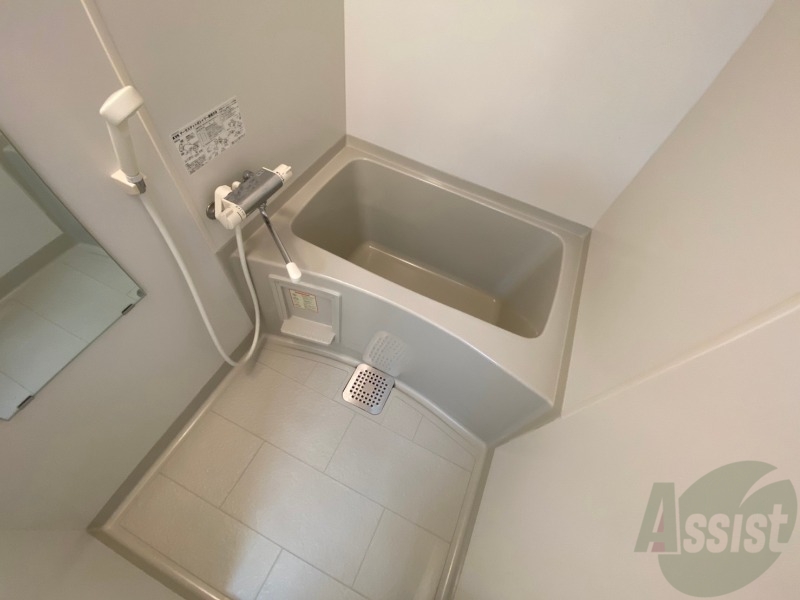 バス・シャワールーム　バスルームは狭すぎず、シャワーも浴びやすそうです。