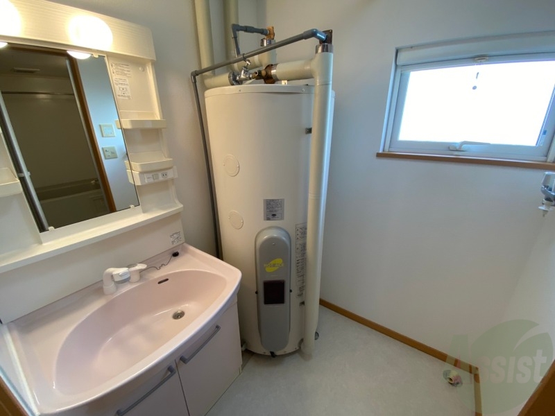 その他設備　電気温水器付きです。シンプルで簡単に操作できそう。