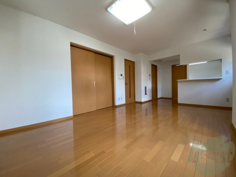 居室・リビング　白さが清潔感を出してくれます。お部屋も明るいですね。