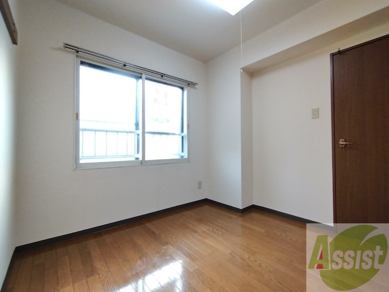 その他部屋・スペース　洋室は白いクロスにブラウンの建具が映えますね～