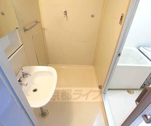 洗面設備　脱衣所で、奥に洗濯機が置けます