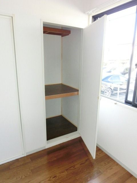 その他　玄関側洋室の収納です。